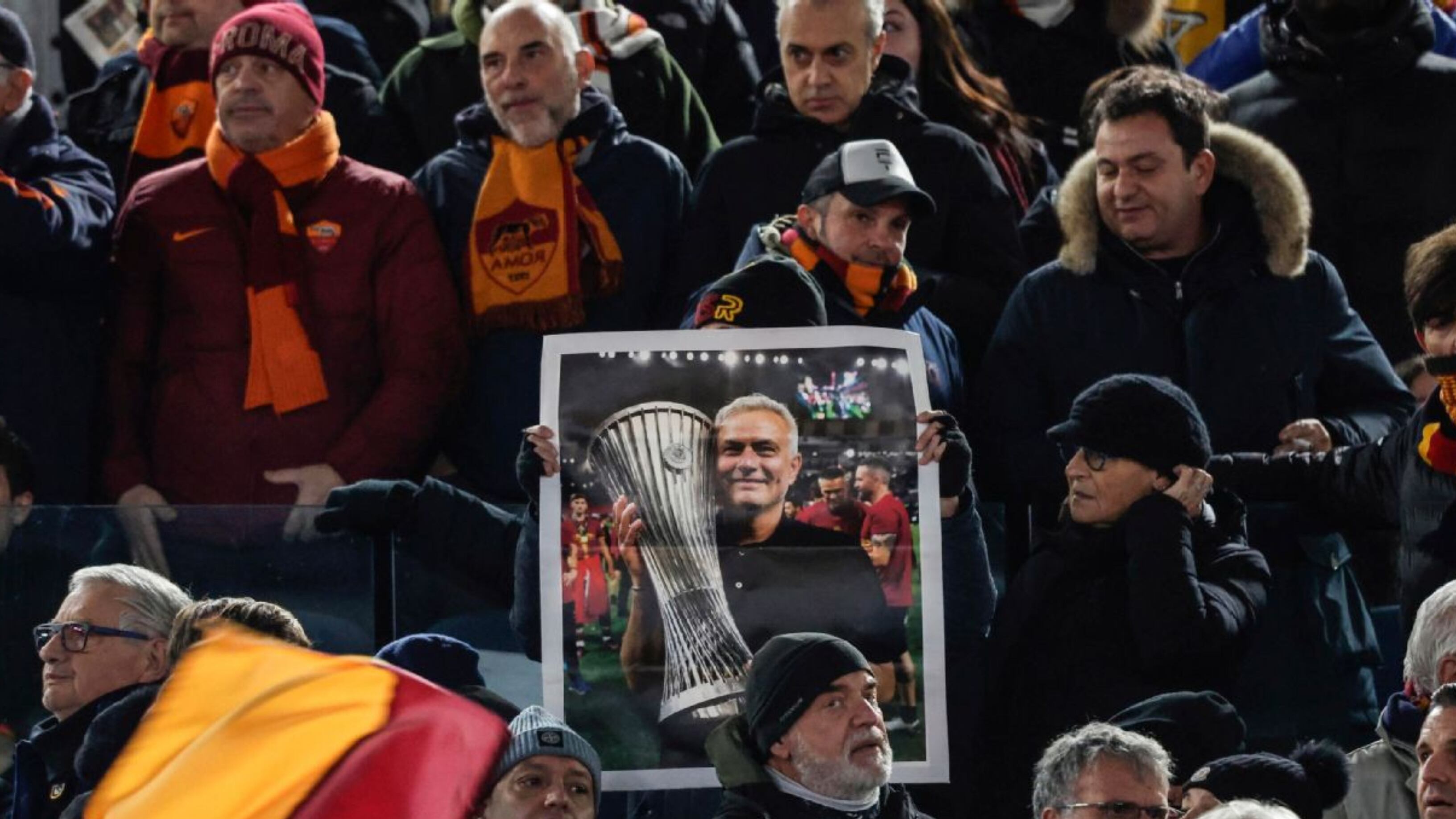 Mientras se va a Arabia Saudita, los hinchas de la Roma no olvidan a Mourinho 