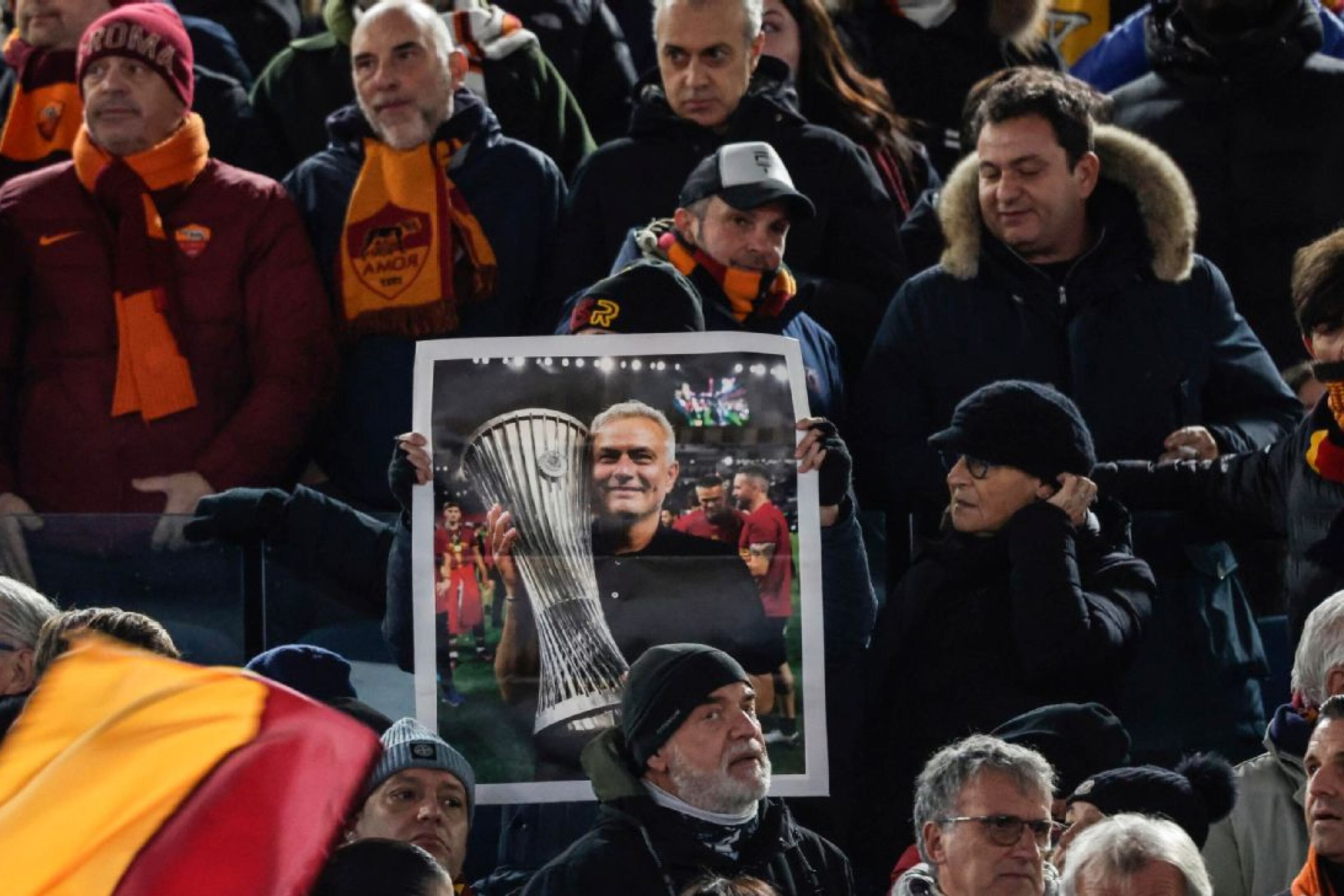Mientras se va a Arabia Saudita, los hinchas de la Roma no olvidan a Mourinho 