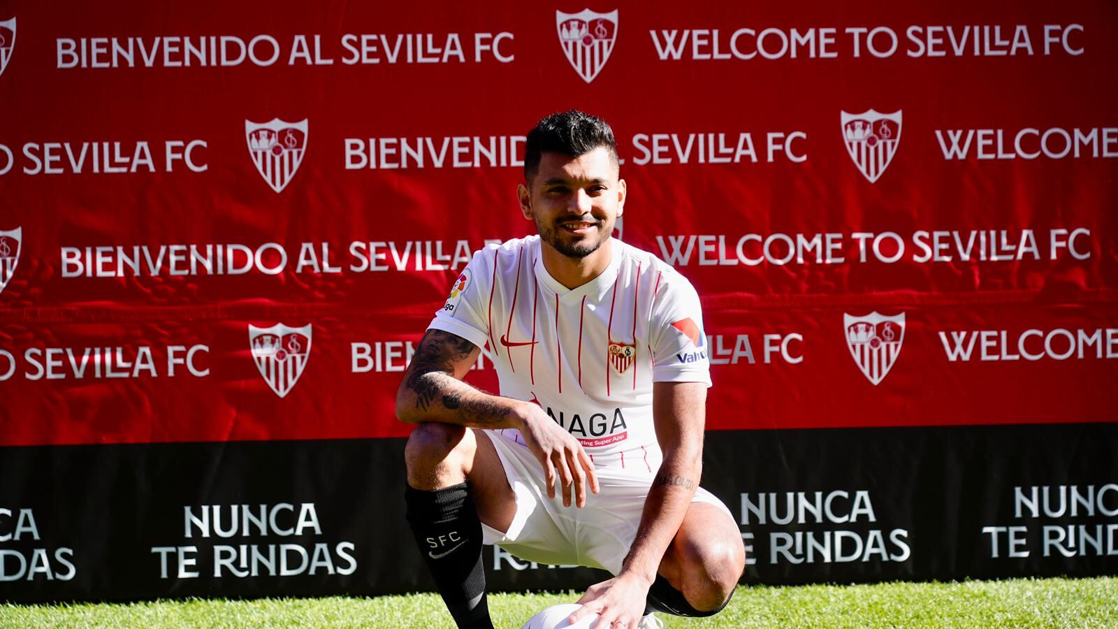 Jugó con Messi, pero Tecatito llega como crack y lo manda a la banca en Sevilla