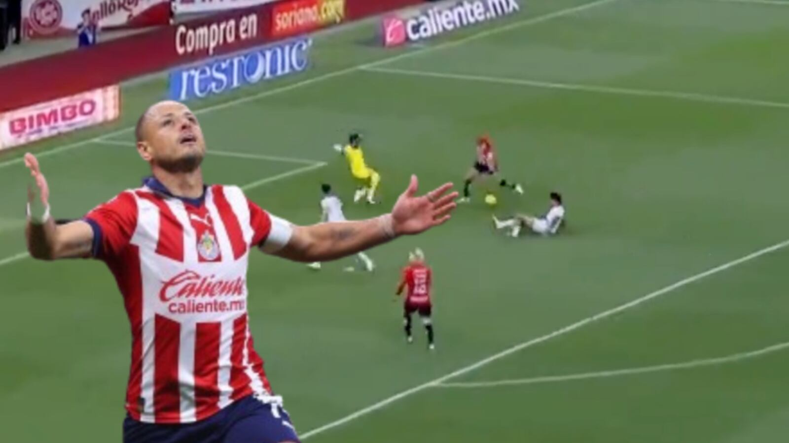 (VIDEO) El jugador que no festejó el gol de Javier Hernández con Chivas