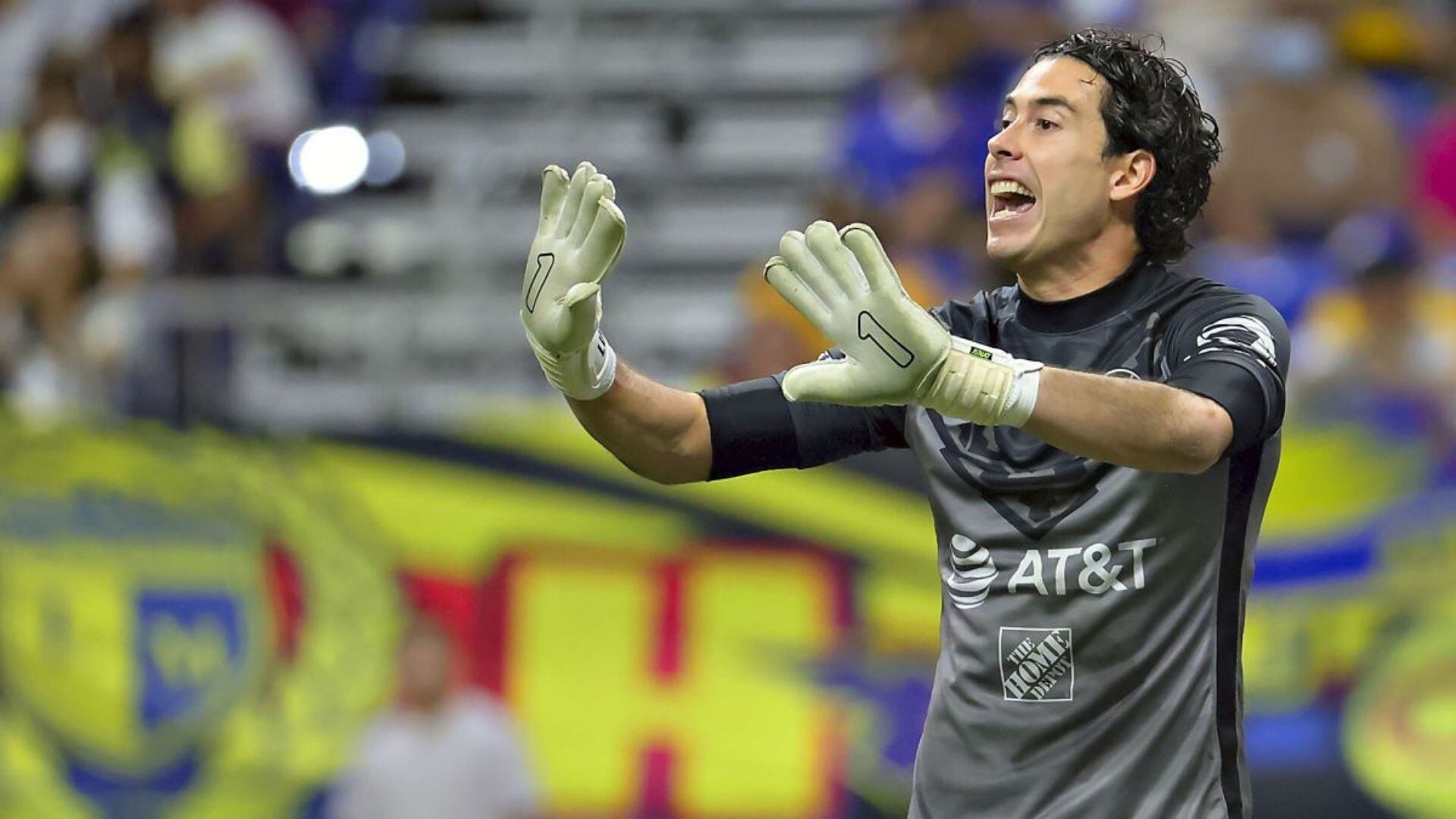 Óscar Jiménez could leave Club América after Santiago Solari sent him to the U-20 squad