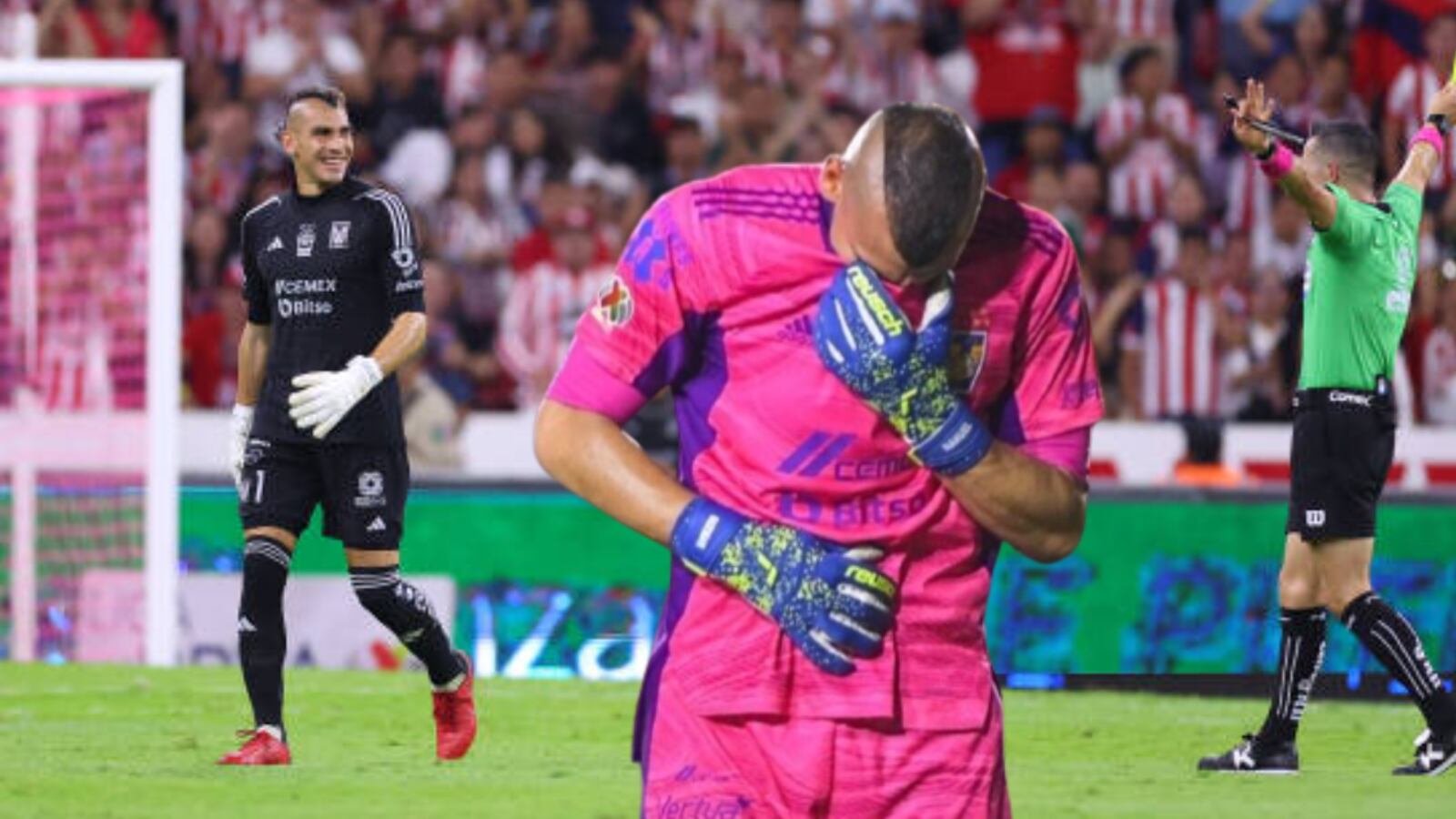 (VIDEO) Chivas vs Tigres, lo que hizo Guzmán a Hernández y por eso lo amonestó