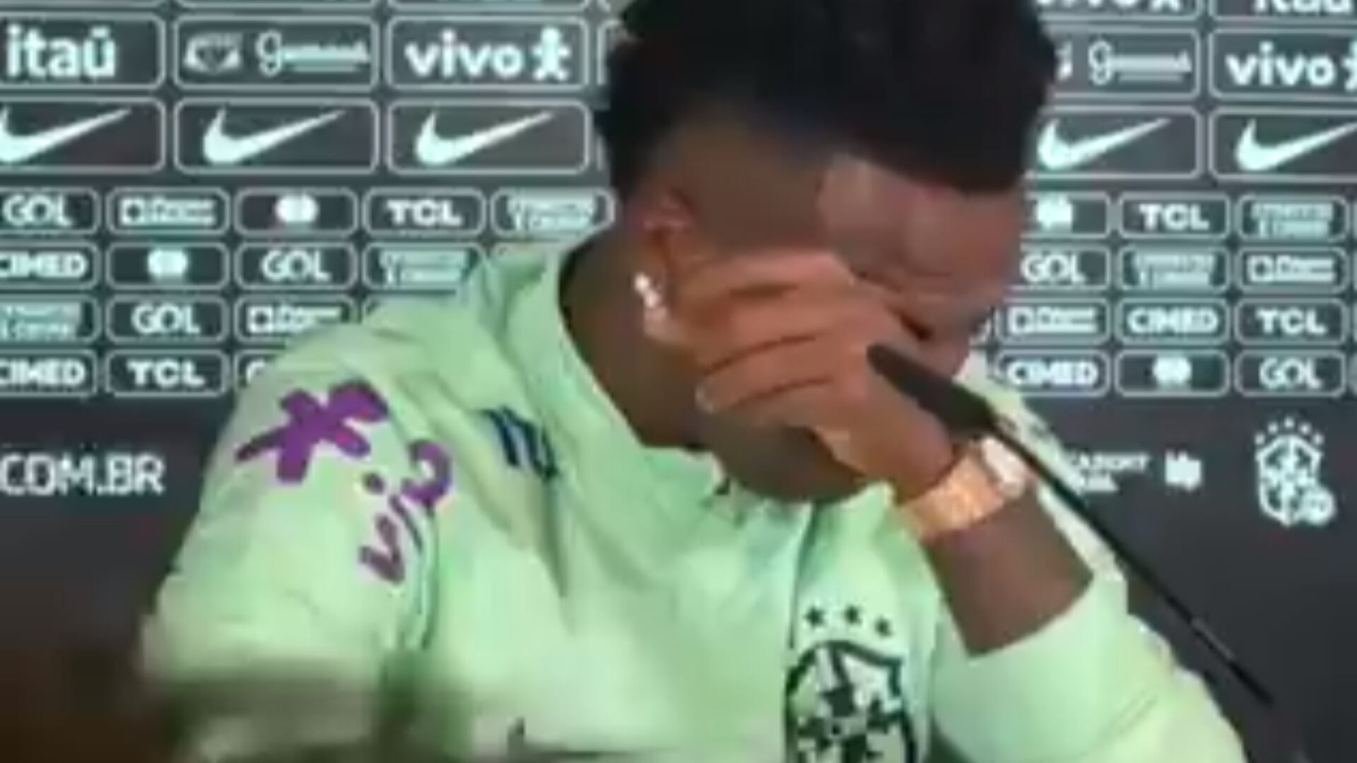 (VIDEO) Lo que la prensa hizo cuando Vinicius lloró por insultos que ha recibido