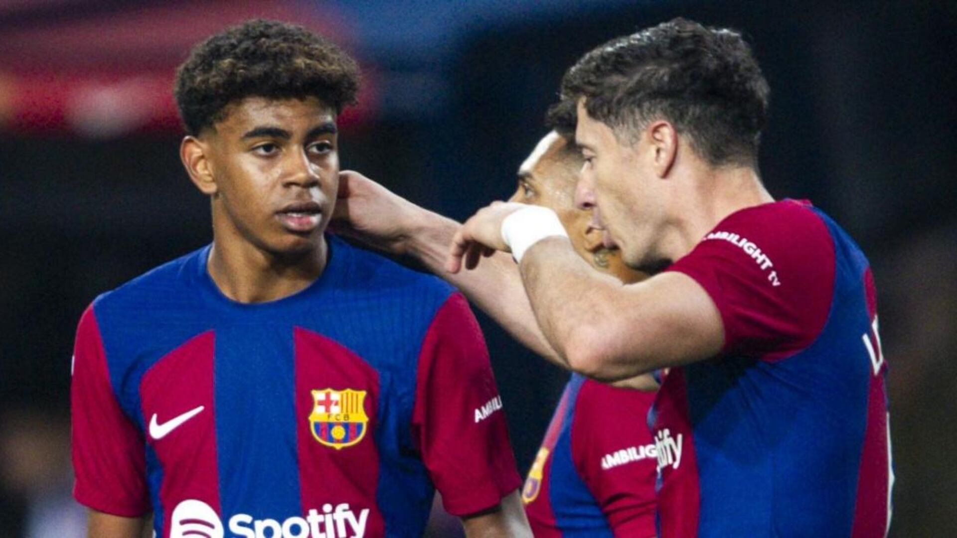 (VIDEO) Han discutido en cancha y así se llevan Yamal y Lewandowski en el Barça