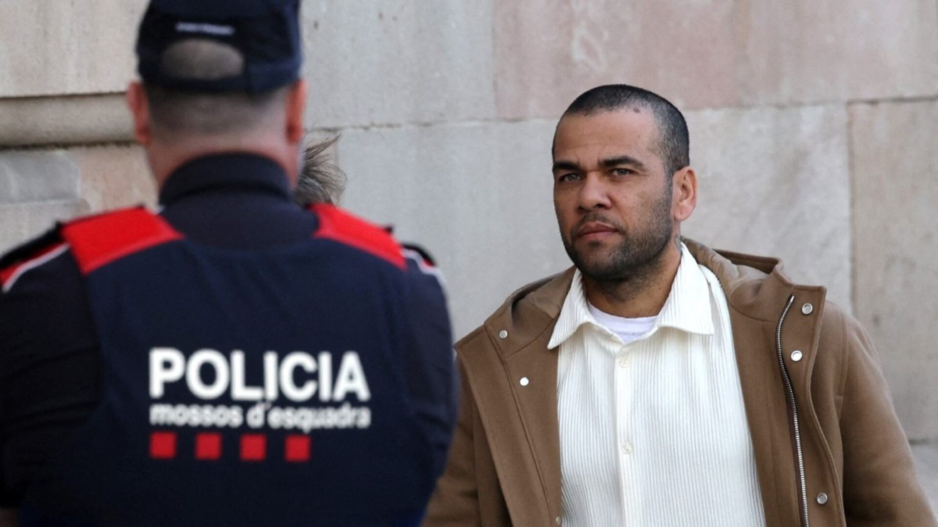 Tras 14 meses en prisión, el polémico gesto de Dani Alves con policía en Barcelona