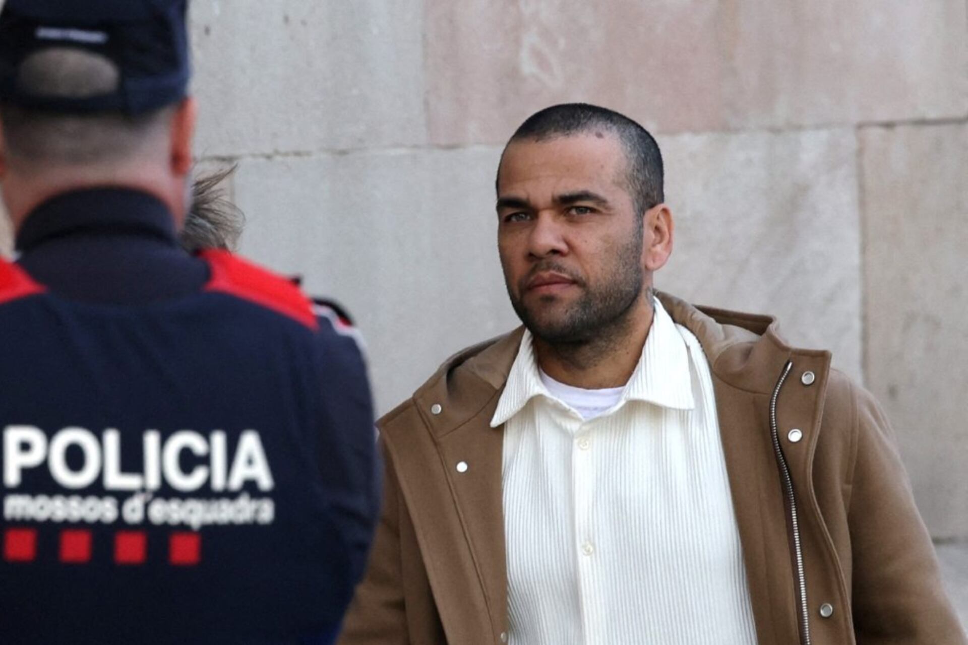 Tras 14 meses en prisión, el polémico gesto de Dani Alves con policía en Barcelona