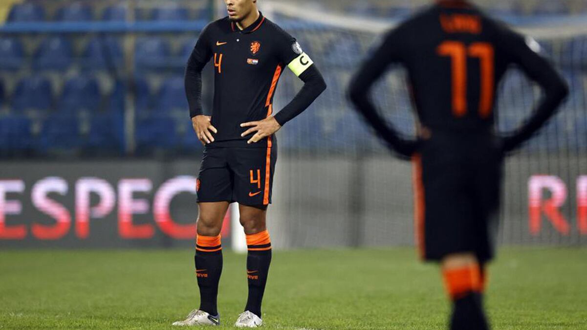 Mientras Holanda y Uruguay se pueden quedar fuera del Mundial, Qatar compró su boleto