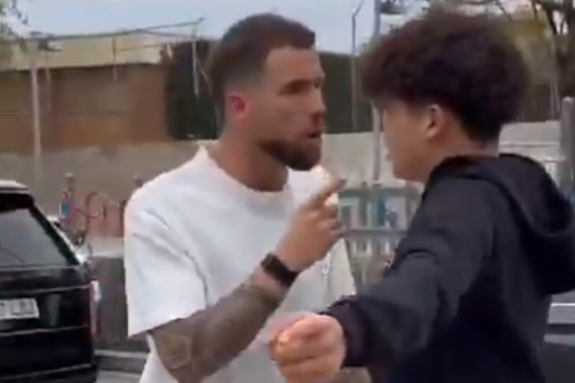 (VIDEO) Martínez bajó enojado de su coche y esto le gritó a hincha que lo insultó