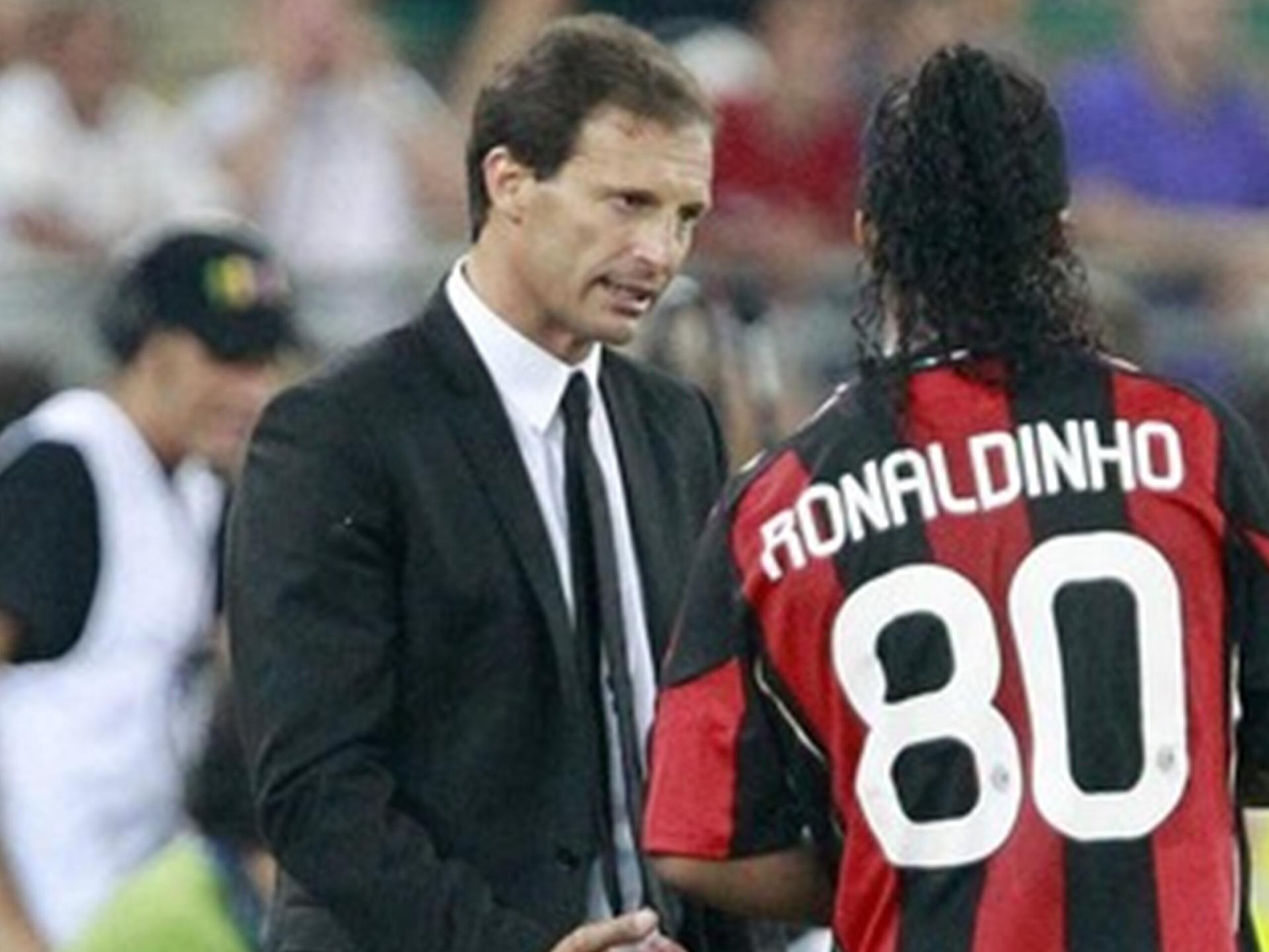 Ronaldinho sigue acrecentando su leyenda, pero como el rey de la fiesta 