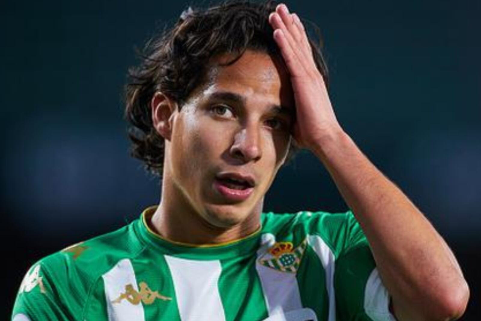 Un balde de agua fría, Diego Lainez recibe la peor noticia en el Real Betis