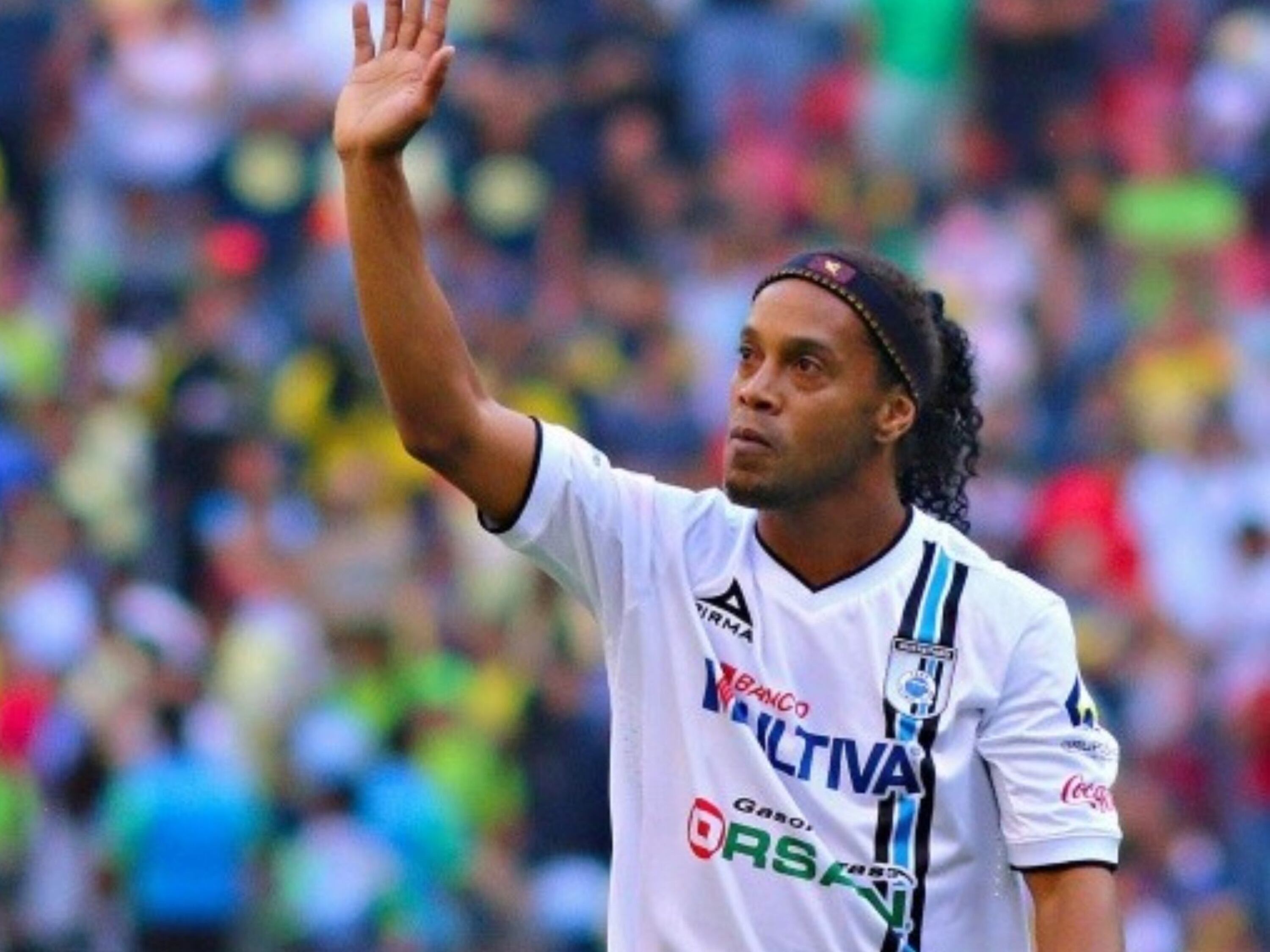 Ronaldinho y el jugador al que le dio su camiseta todo por su nivel mostrado, gran regalo
