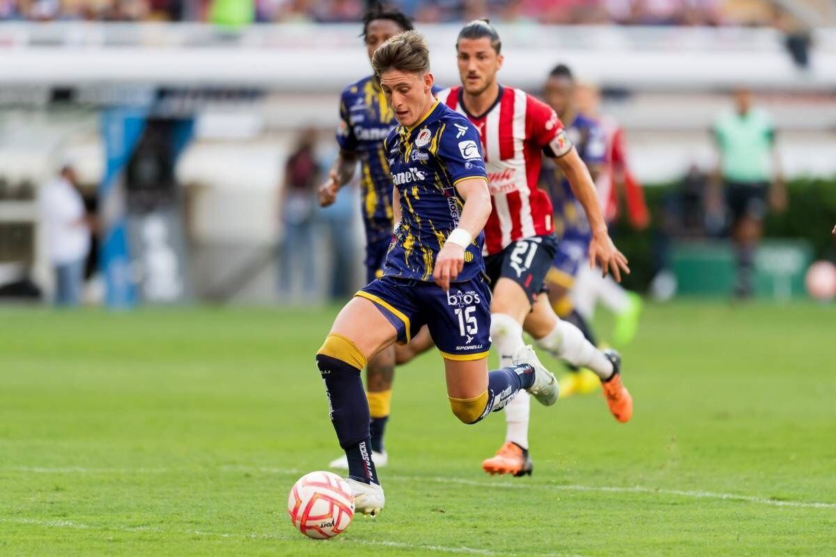Chivas falls to Atlético de San Luis, referee was forced to stop the game because angry fans chant