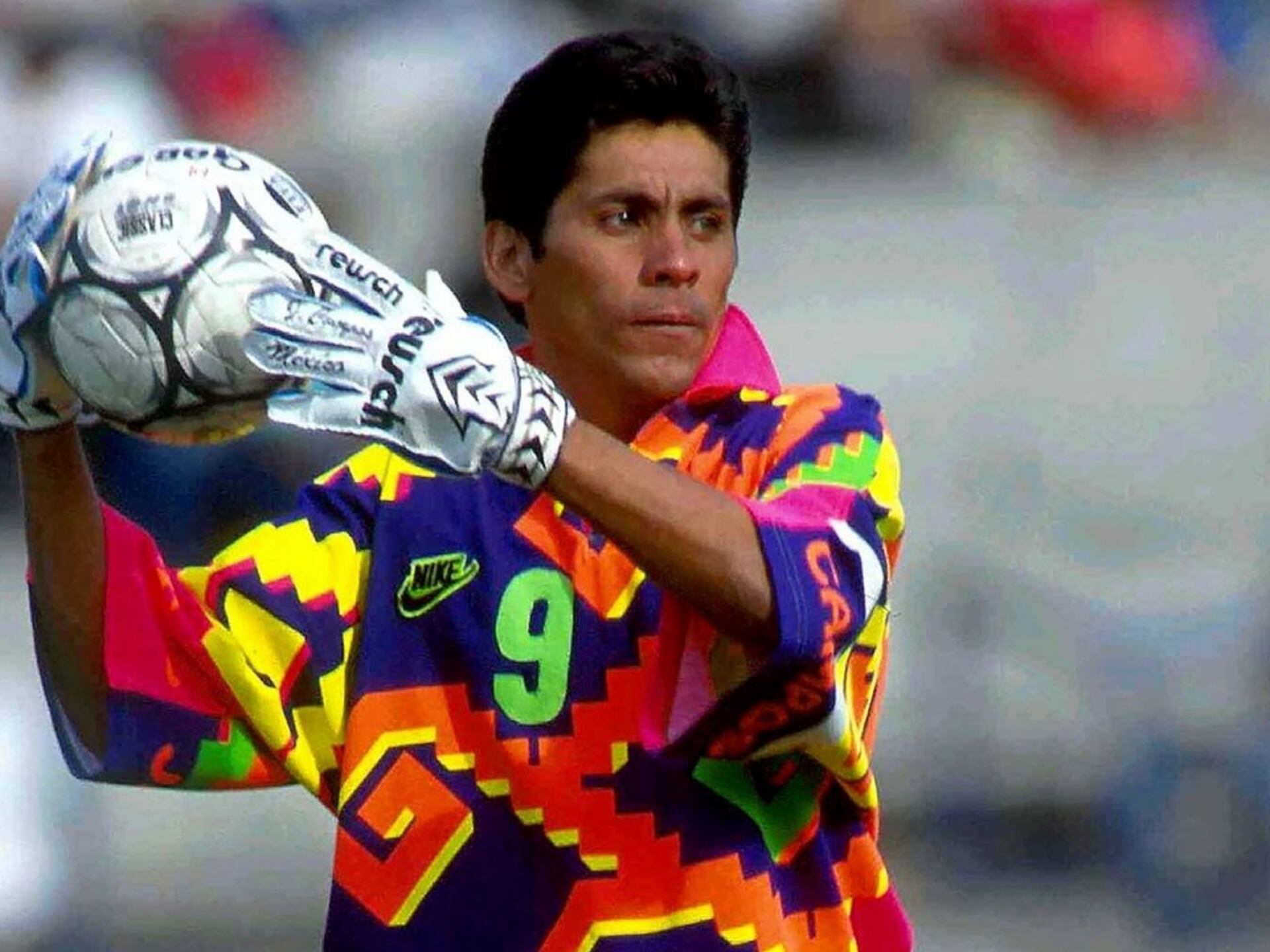 He outsmarted Jorge Campos on the pitch but now is a dishwasher