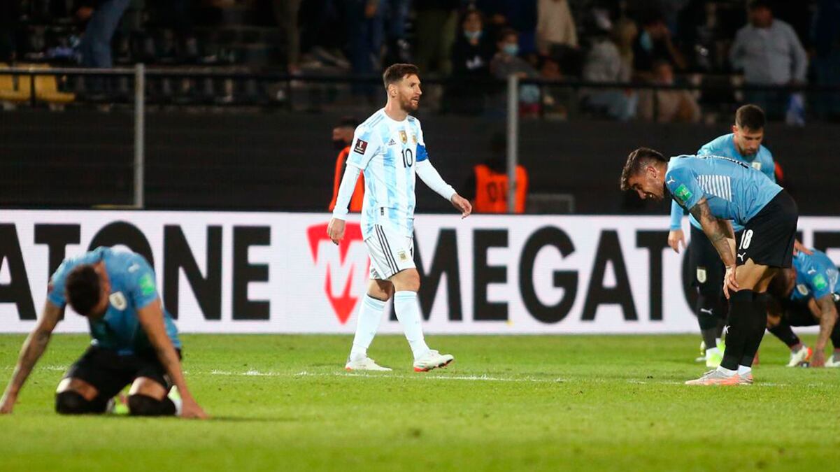 Equipo uruguayo "ficha" a Lionel Messi y le entrega su camiseta 10