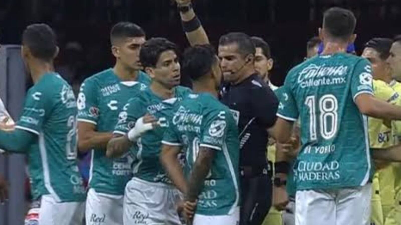 Golpeó al árbitro y fue suspendido, lo que dice la FIFA al ver a Lucas Romero jugar con León