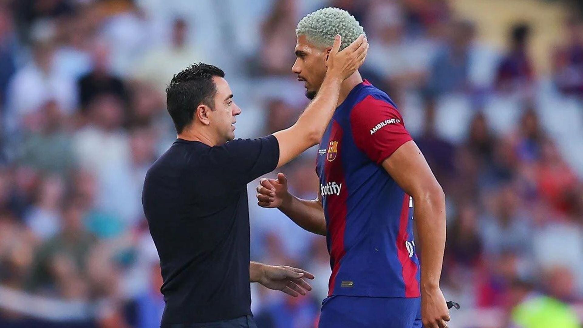 La nueva decisión de Xavi que confirma que no quiere contar con Araújo en el Barça
